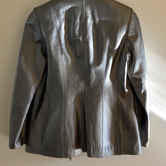Sleek style Danier leather jacket - Picture 6 of 6